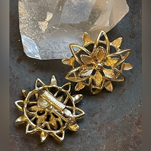 Vintage 60’s SARAH COV Flower Power Earrings / Sun Flower Clip on Earrings Gold - Picture 6 of 9